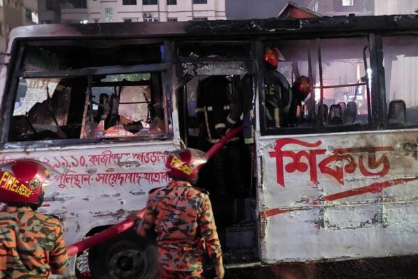 মিরপুরে শিকড় পরিবহনের বাসে আগুন